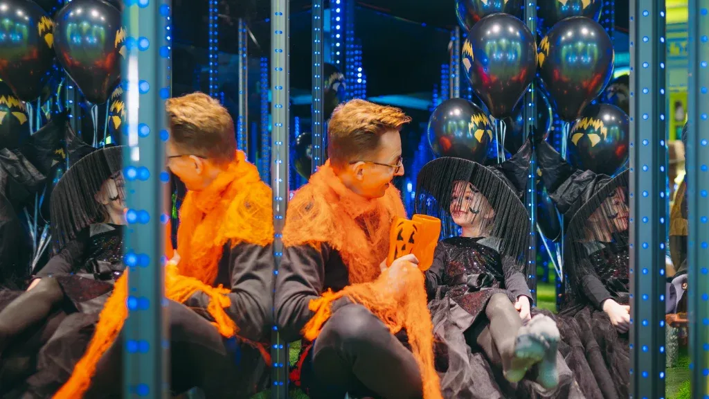 STEP INTO THE HALLOWEEN ATMOSPHERE